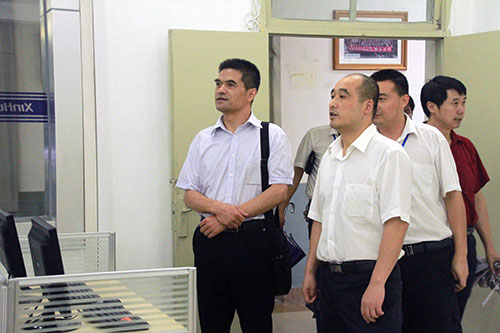 黄处长参观我校理实一体化教室