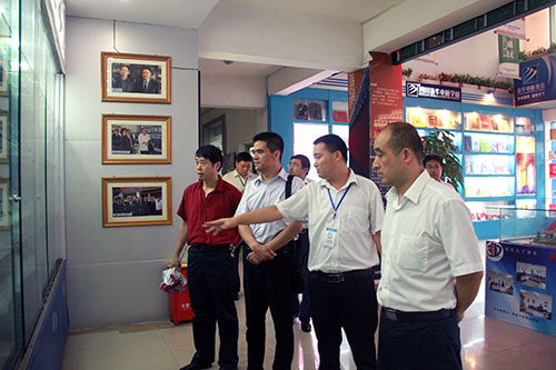 黄处长参观我校实训楼学生作品