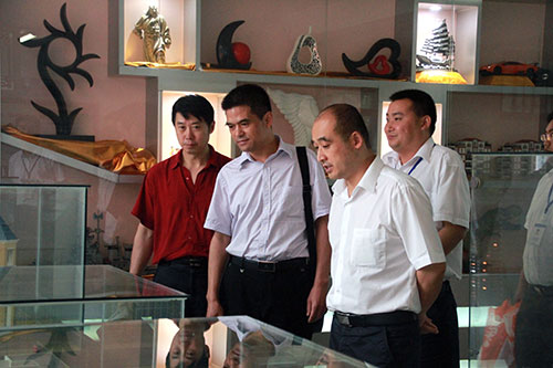 黄处长参观我校建筑表现专业学生作品