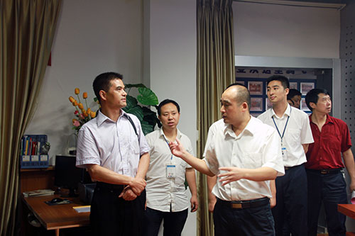 刘校长向黄处长介绍我校专业摄影棚