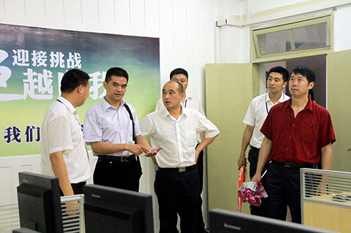 黄处长在我校实训室指导工作