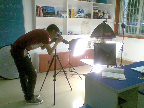 E-BOSS高级商务专业同学正在拍摄店铺宝贝