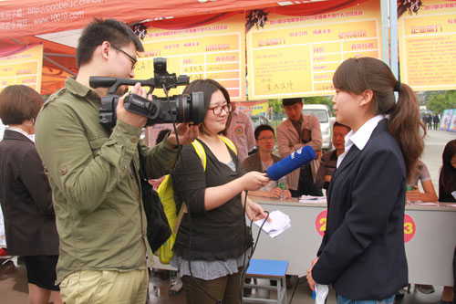 双选会上，新华学子接受电视台采访