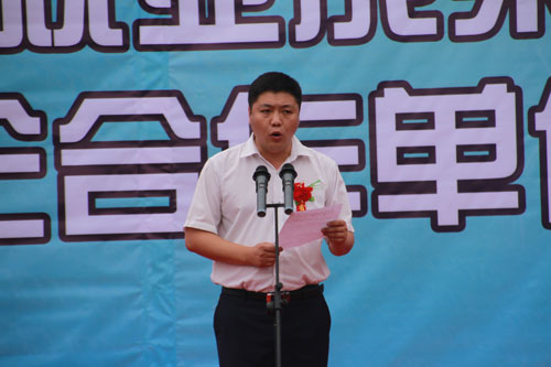 四川新华电脑学院曾主任宣读创就业之星获奖文件