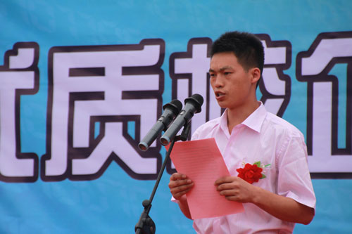 四川新华电脑学院创业之星胡光明代表获奖校友发言