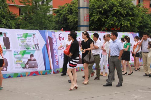 学校领导带领企业及创就业之星参观学校杰出校友展