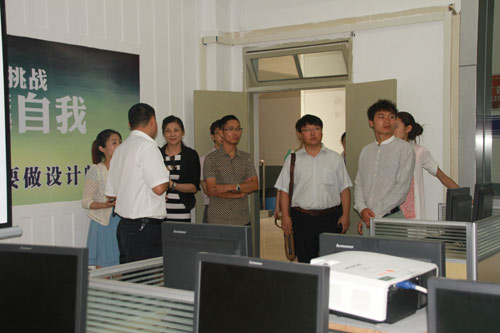 企业及创就业之星学子对实训机房的设施设备表示肯定