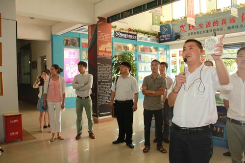 王助理向企业及创就业之星介绍学校电教楼概况