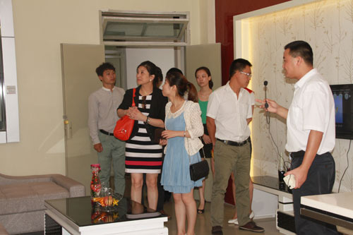 王助理带领企业参观学校环境艺术设计项目实训样板间