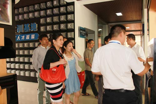 在软件项目实训基地,企业体验了学子的软件作品