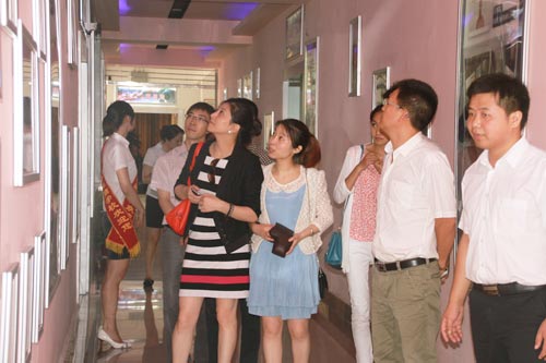 企业代表及创就业之星学子们参观学生作品长廊