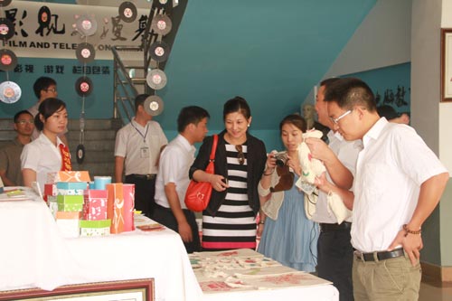 企业对学校学子手工作品表示了高度赞扬