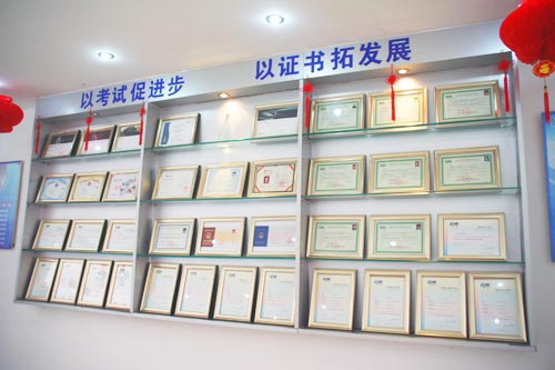 四川新华电脑学院考试考证中心证书展示一角