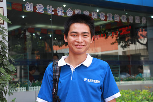 面对陌生人会紧张的李华红，在镜头前笑得很灿烂