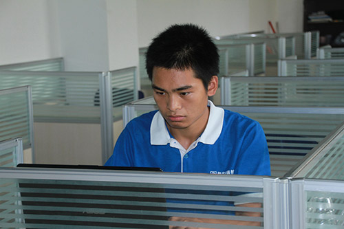 每天下午下课后，李华红都会在教室里继续学习