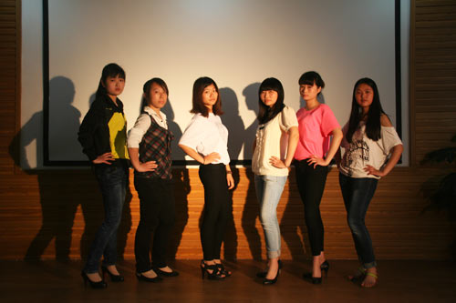 新华点燃了我们心中的梦想，我们永远是灯光下的那一点亮色