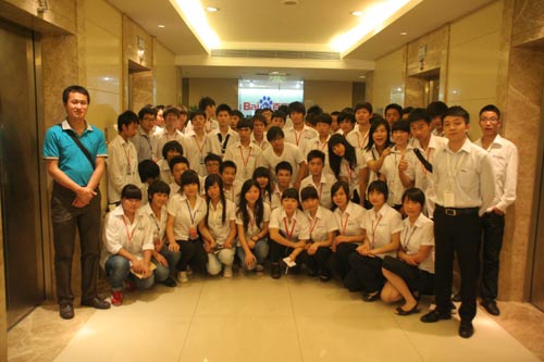 四川新华学子赴企业参观