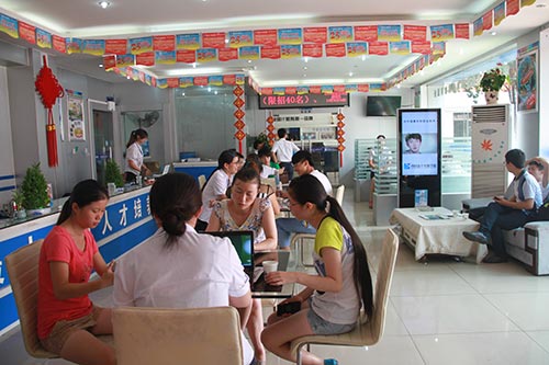 8月新生报名季,众多学子选四川新华