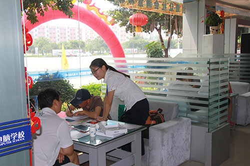 8月新生报名季,众多学子选四川新华