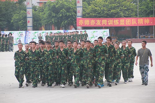 青春在骄阳中绽放异彩，新华学子军训磨练意志