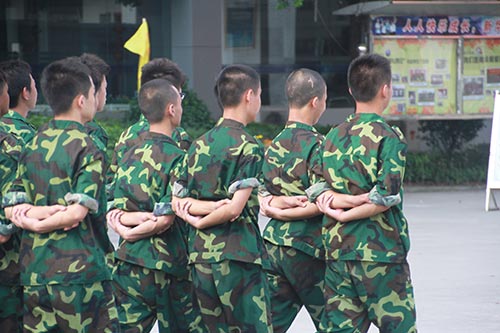 青春在骄阳中绽放异彩，新华学子军训磨练意志