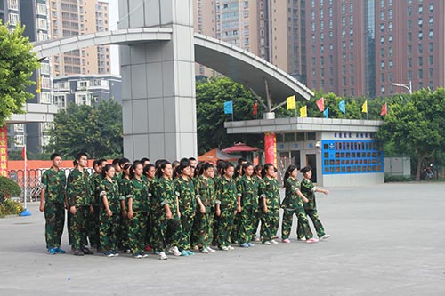 青春在骄阳中绽放异彩，新华学子军训磨练意志