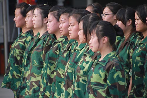 青春在骄阳中绽放异彩，新华学子军训磨练意志