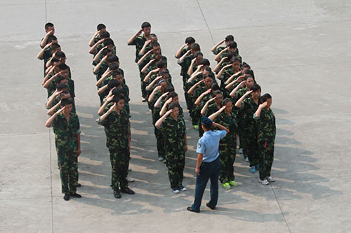青春在骄阳中绽放异彩，新华学子军训磨练意志