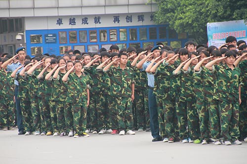 2013级新生军训汇演:英姿飒爽,青春飞扬