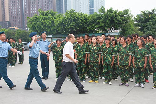 2013级新生军训汇演:英姿飒爽,青春飞扬