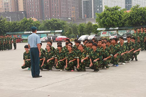 2013级新生军训汇演:英姿飒爽,青春飞扬
