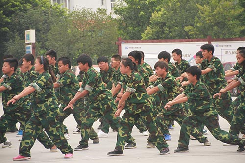 2013级新生军训汇演:英姿飒爽,青春飞扬