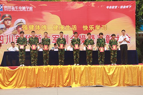 2013级新生军训汇演:英姿飒爽,青春飞扬