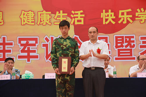 2013级新生军训汇演:英姿飒爽,青春飞扬