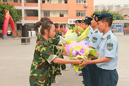 2013级新生军训汇演:英姿飒爽,青春飞扬