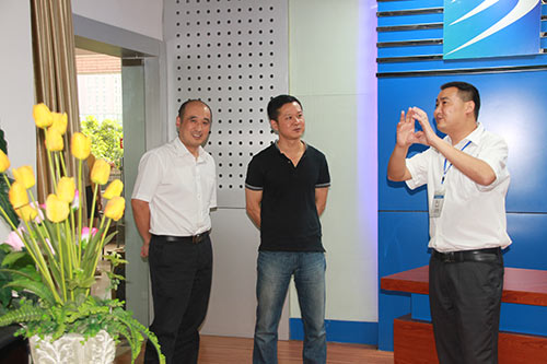 我校王助理向徐处长介绍专业摄影棚