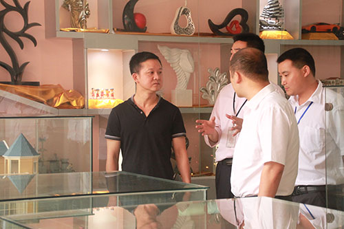 徐处长参观我校建筑表现专业作品