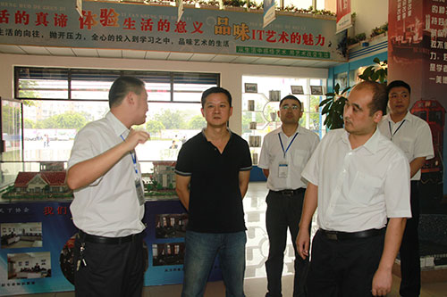 徐处长参观我校学生作品展