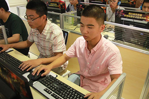 新华首届“德搜杯”英雄联盟电子竞技大赛震撼上演