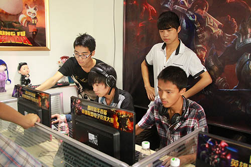 新华首届“德搜杯”英雄联盟电子竞技大赛震撼上演