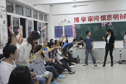 班级中秋晚会，同学们积极参与