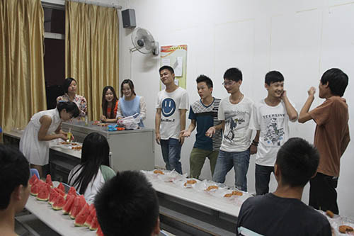 班级中秋晚会，吃芥末西瓜、芥末月饼游戏