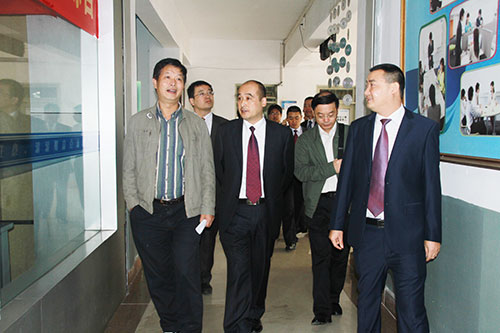 领导们参观我校理实一体化教室