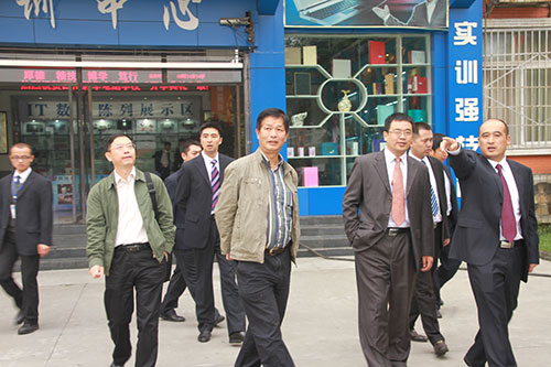 领导们参观我校实训大楼