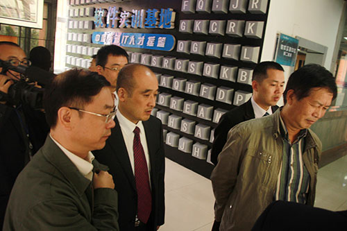 领导们参观我校软件实训基地