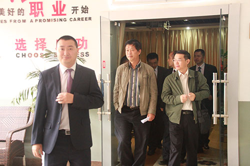 领导们参观我校3D影视体验厅