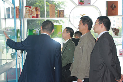 领导们参观我校广告传媒专业学生作品