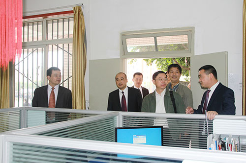 领导们参观我校教师办公室