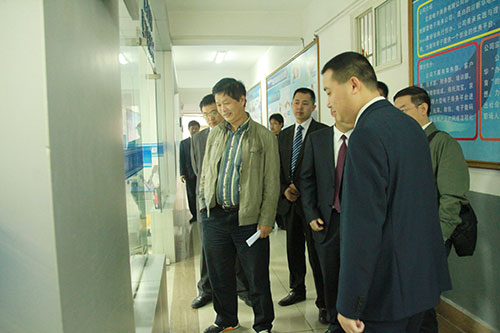 领导们参观我校E-BOSS创业实训中心