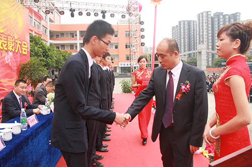 四川新华2013年秋季开学典礼暨表彰大会隆重举行